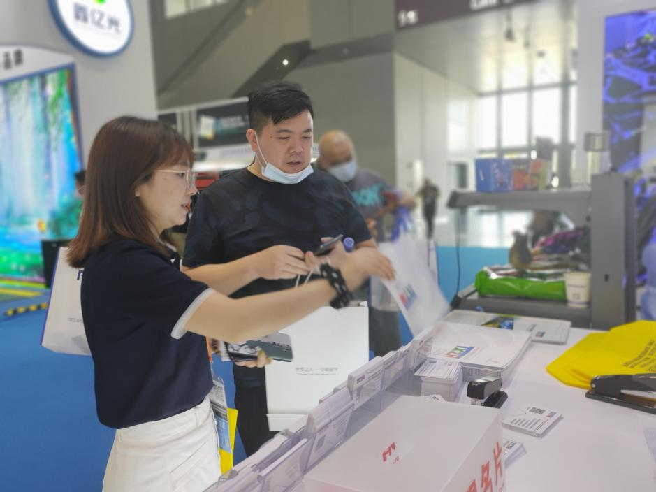 条形智能工作人员给客户详细讲解产品   